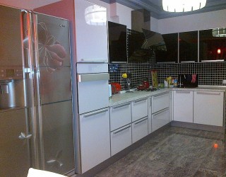 Кухня Розэнна с рамочным фасадом из алюминия 
