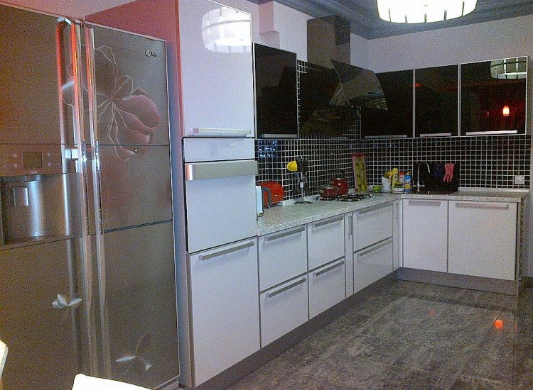 Кухня Силви с фасадами алюминиевая рамка